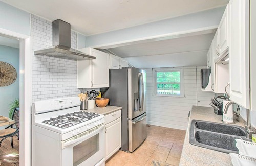 Saint Simons Heights Cottage | Cozy St Simons Cottage w/ Grill - Steps from the Beach!