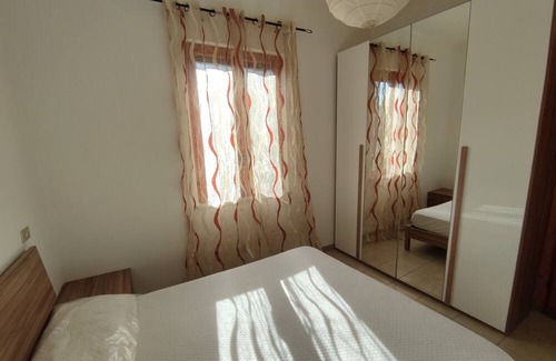 Fondi Villa | Beachside Getaway: 6-Bedroom House with Expansive Garden