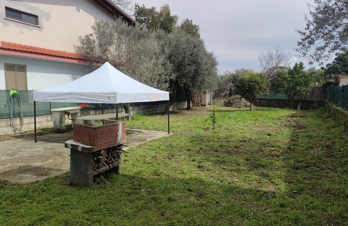 Fondi Villa | Beachside Getaway: 6-Bedroom House with Expansive Garden