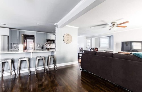Kessler House | Ideal Group Retreat with Private Pool and Breakfast