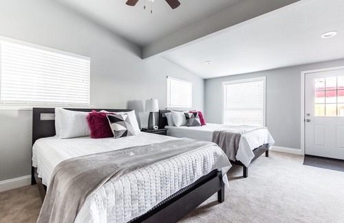 Kessler House | Ideal Group Retreat with Private Pool and Breakfast
