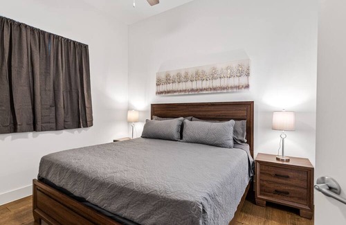 Cedars Apartment | Modern Apartment with 1 King Bedroom and Full Amenities