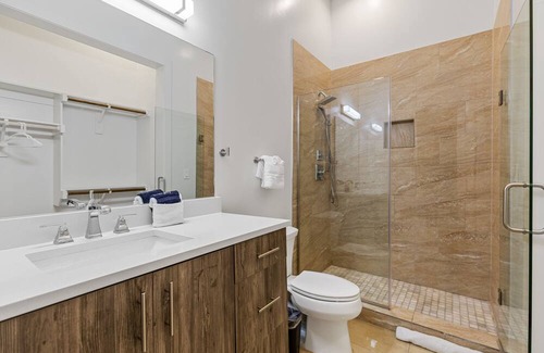 Cedars Apartment | Modern Apartment with 1 King Bedroom and Full Amenities