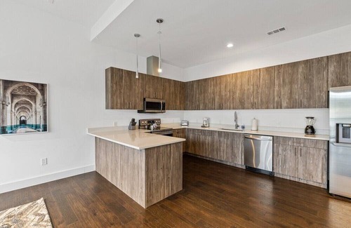 Cedars Apartment | Modern City Apartment with King Bed and Gym Access