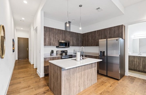 Cedars Apartment | Modern Downtown Retreat with Family-Friendly Amenities