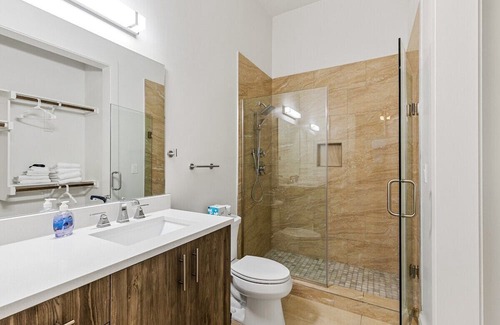 Cedars Apartment | Stylish City Flat with King Bed and Kitchen Amenities