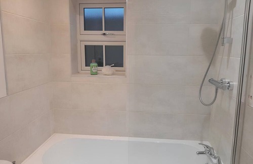 Leek House | Eco-Friendly Pickwood Lodge East with Family Amenities