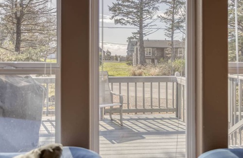 Downtown Cannon Beach House | Beachside Retreat with Pool Tables and Oceanfront Views