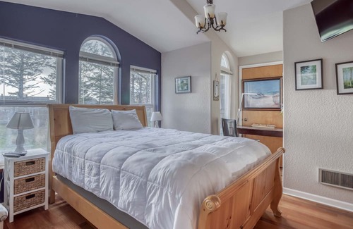 Downtown Cannon Beach House | Beachside Retreat with Pool Tables and Oceanfront Views