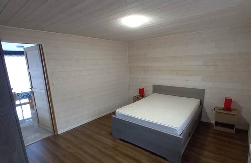 Besse-en-Chandesse Ski Chalet | Cozy Chalet for 6 Near Besse: Pet-Friendly & Family Ready