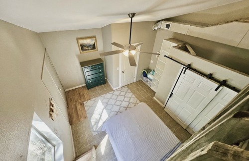 Vance Jackson Cottage | Cozy Guesthouse with Spa and Hot Tub in Prime Location