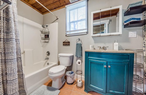 Vance Jackson Cottage | Cozy Guesthouse with Spa and Hot Tub in Prime Location
