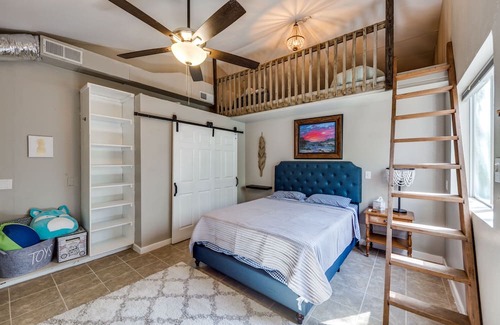 Vance Jackson Cottage | Cozy Guesthouse with Spa and Hot Tub in Prime Location