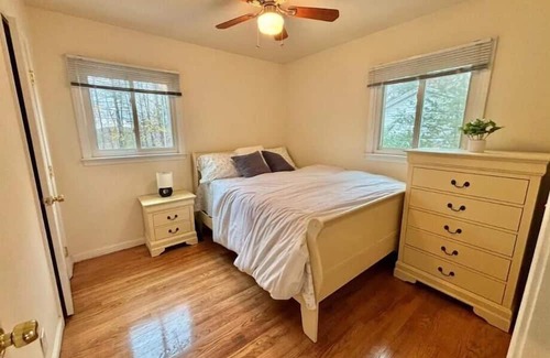 Ansonia House | Spacious 3-Bed with Parking. Family Friendly. King Bed