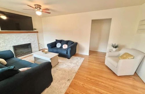 Ansonia House | Spacious 3-Bed with Parking. Family Friendly. King Bed