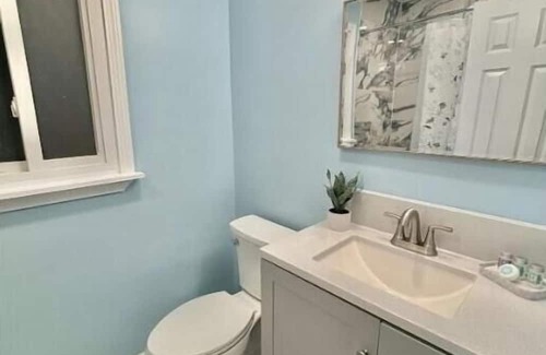Ansonia House | Spacious 3-Bed with Parking. Family Friendly. King Bed