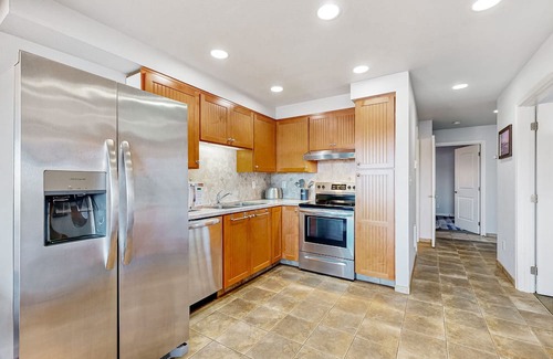 Historic Bayfront Condo | Inviting Bay-View Condo with Pool, Hot Tubs & Gym