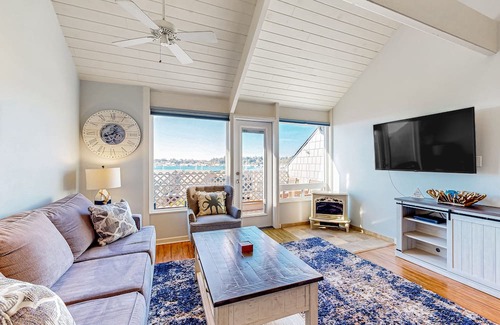 Historic Bayfront Condo | Inviting Bay-View Condo with Pool, Hot Tubs & Gym