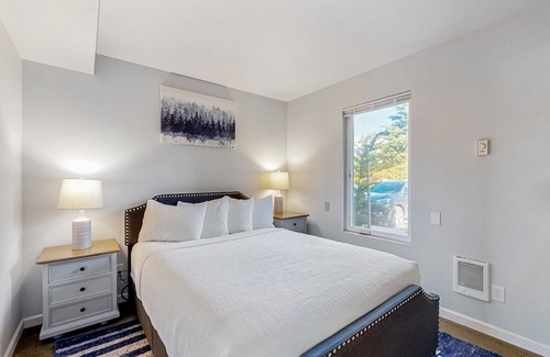 Historic Bayfront Condo | Inviting Bay-View Condo with Pool, Hot Tubs & Gym