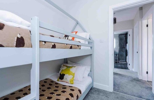 Trafford House | Family-Friendly SLD Altrincham: 3-Bedroom Comfort Awaits