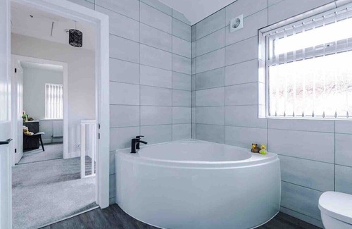 Trafford House | Family-Friendly SLD Altrincham: 3-Bedroom Comfort Awaits
