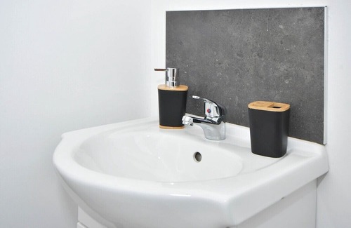 Stoke-on-Trent House | Adventure Place: En-Suite Doubles with Pet-Friendly Amenities