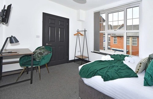 Stoke-on-Trent House | Adventure Place: En-Suite Doubles with Pet-Friendly Amenities