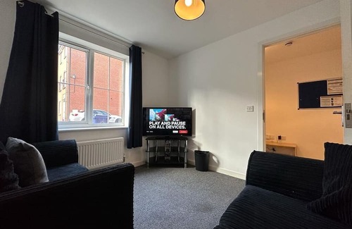 Newcastle-Under-Lyme House | Discover Chervil House: 5-Bedroom Haven with Kitchen!