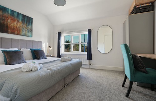 Macclesfield House | Cozy Cottage Cross: Family-Friendly Retreat with Kitchen