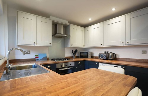Macclesfield House | Cozy Cottage Cross: Family-Friendly Retreat with Kitchen