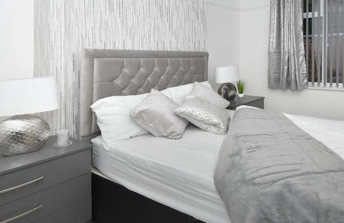 Stoke-on-Trent House | Inviting Autumn Escape at Stylish City Home with Kitchen