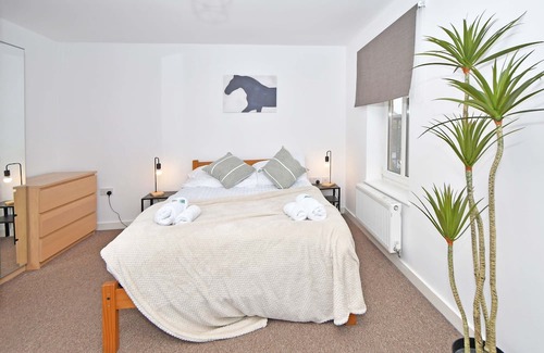 Newcastle-Under-Lyme House | Tansey House: A Peaceful Retreat with Family-Friendly Amenities