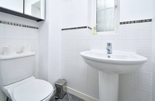 Newcastle-Under-Lyme House | Tansey House: A Peaceful Retreat with Family-Friendly Amenities