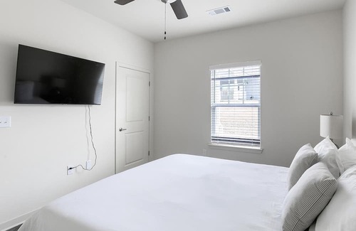 Fort Worth Apartment | Modern Apartment with Kitchen in Prime Location Awaits