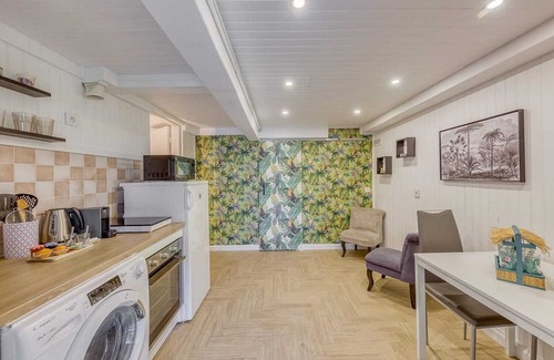 Chanteloup-les-Vignes Apartment | Discover Le Paradis: Spa Retreat Just 30 Minutes from Paris