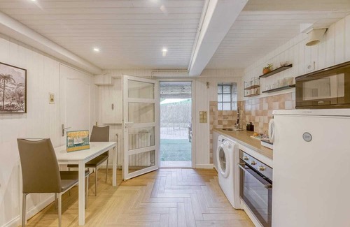 Chanteloup-les-Vignes Apartment | Discover Le Paradis: Spa Retreat Just 30 Minutes from Paris