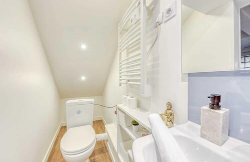 Chanteloup-les-Vignes Apartment | Discover Le Paradis: Spa Retreat Just 30 Minutes from Paris