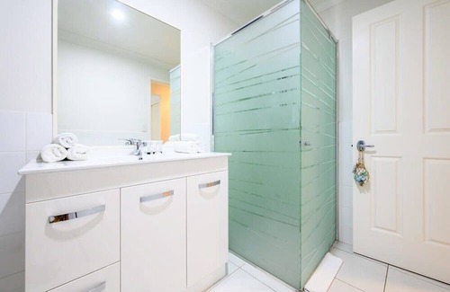 Gold Coast House | Tranquil Hope Island Retreat with Pool and Family Amenities