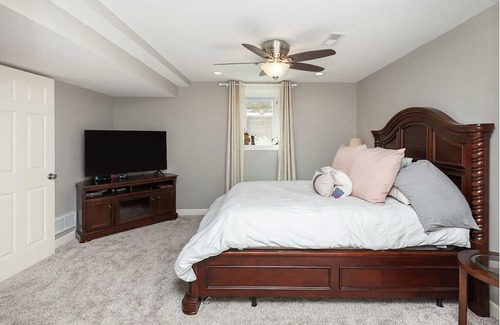 Boone House | Spacious 5 Bedroom Ranch Near Seven Oaks & ISU Campus