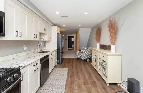 Boone House | Spacious 5 Bedroom Ranch Near Seven Oaks & ISU Campus