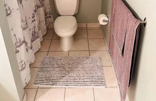 Broomall House | Quiet Sophia's Garden Flat - Family-Friendly Suburban Retreat