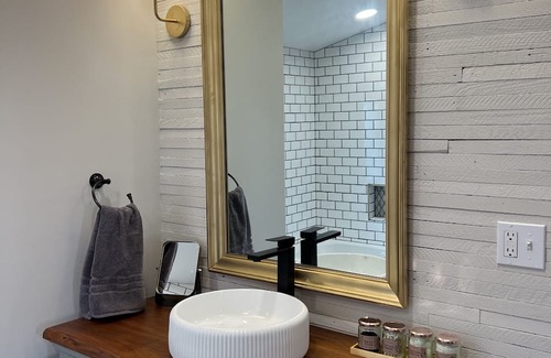 Vicksburg House | Experience Comfort at Massey’s on Crawford - King Suite