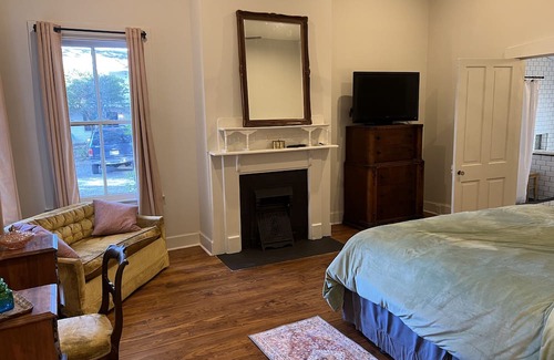 Vicksburg House | Experience Comfort at Massey’s on Crawford - King Suite