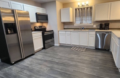 Orange House | Remodeled 4-bedroom 3 full bath 3 min. Walmart, restaurants, chem. / refineries.