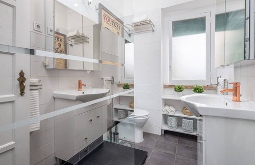 Alvalade Apartment | Classy 4BDR Apartment W/ Balcony by LovelyStay