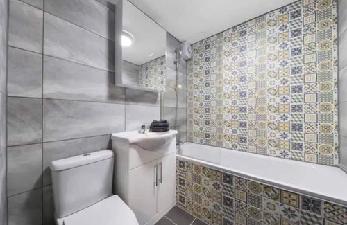 Marlborough Apartment | Modern Gem Apartment with Kitchen and Parking Options