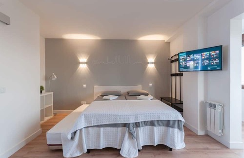 Entrevias Apartment | Top-Rated Studio AtochaPlanetario with WiFi & AC