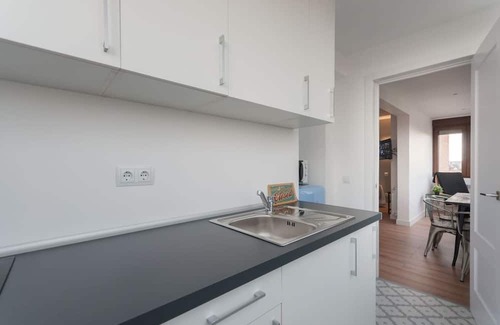 Entrevias Apartment | Top-Rated Studio AtochaPlanetario with WiFi & AC