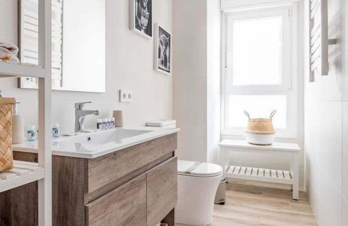 Portazgo Apartment | GuestReady: Delightful Stay with Spa Near Atocha