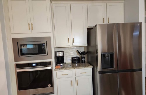Auburn House | Stylish King Suite with Kitchen for Family Comfort